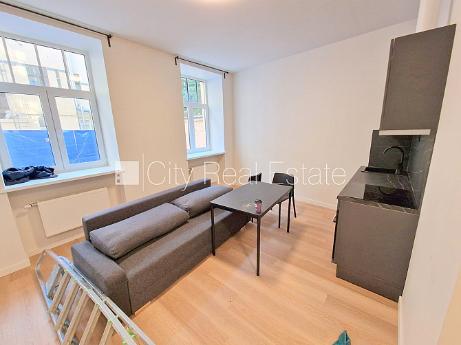Renovēta māja, viena istaba izolēta, studio tipa, virtuve apvienota ar viesistabu, centrālā Rīga - foto 7