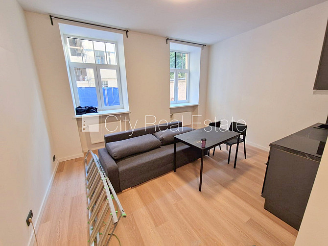 Renovēta māja, viena istaba izolēta, studio tipa, virtuve apvienota ar viesistabu, centrālā Rīga - foto 5
