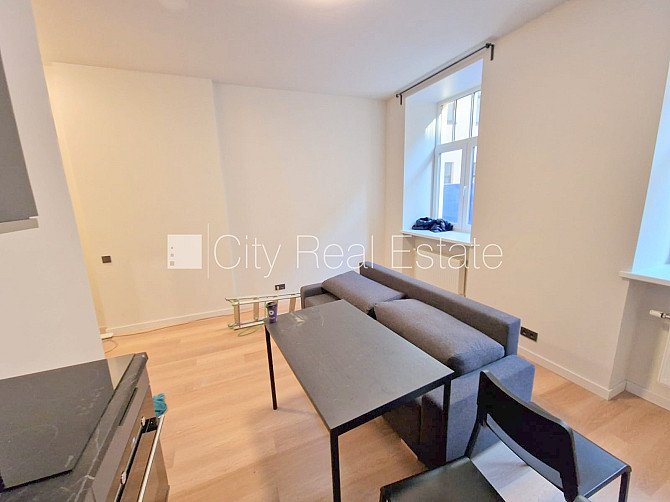 Renovēta māja, viena istaba izolēta, studio tipa, virtuve apvienota ar viesistabu, centrālā Rīga - foto 6