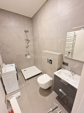 Renovēta māja, viena istaba izolēta, studio tipa, virtuve apvienota ar viesistabu, centrālā Rīga - foto 10