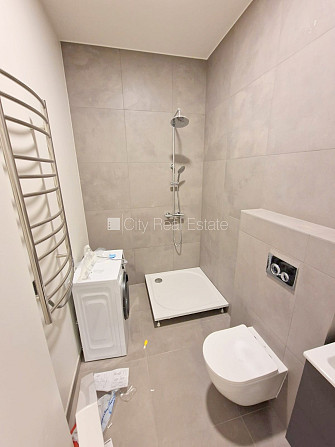 Renovēta māja, viena istaba izolēta, studio tipa, virtuve apvienota ar viesistabu, centrālā Rīga - foto 11