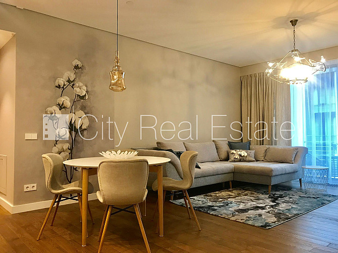 Fasādes māja, renovēta māja, ieeja no ielas, ir lifts, kāpņu telpa pēc kapitālā remonta, Rīga - foto 19