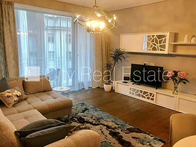 Fasādes māja, renovēta māja, ieeja no ielas, ir lifts, kāpņu telpa pēc kapitālā remonta, Rīga - foto 20