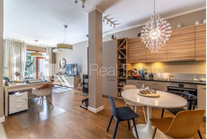 Fasādes māja, renovēta māja, ir lifts, kāpņu telpa pēc kapitālā remonta, guļamistabu Rīga - foto 1