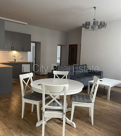 Fasādes māja, renovēta māja, ir lifts, kāpņu telpa pēc kapitālā remonta, guļamistabu Rīga - foto 17