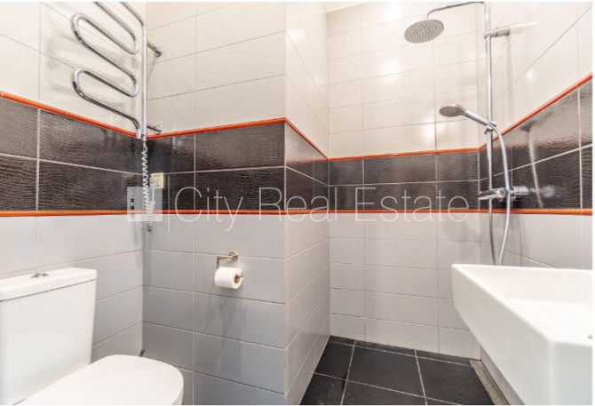 Fasādes māja, renovēta māja, ir lifts, kāpņu telpa pēc kapitālā remonta, guļamistabu Rīga - foto 11