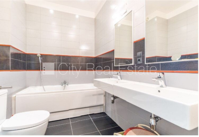 Fasādes māja, renovēta māja, ir lifts, kāpņu telpa pēc kapitālā remonta, guļamistabu Rīga - foto 10