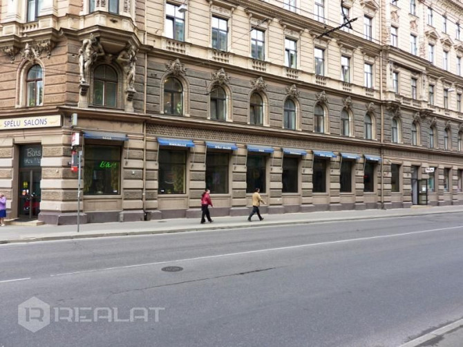 Nomai tiek piedāvātas plašas noliktavas telpas labā atrašanās vietā. Ir iespēja nomāt Rīga - foto 16