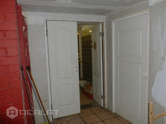Lieliska un potenciāla vieta veikalam, restorānam vai cita veida komercdarbībai. Ēkai ir divi Rīga - foto 13