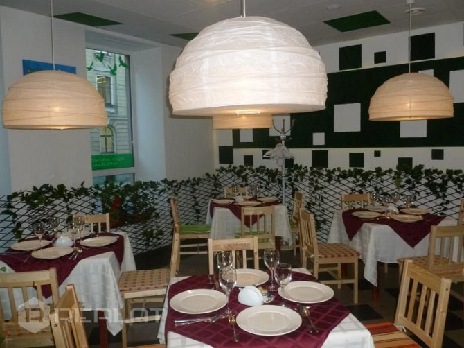 Lieliska un potenciāla vieta veikalam, restorānam vai cita veida komercdarbībai. Ēkai ir divi Rīga - foto 16