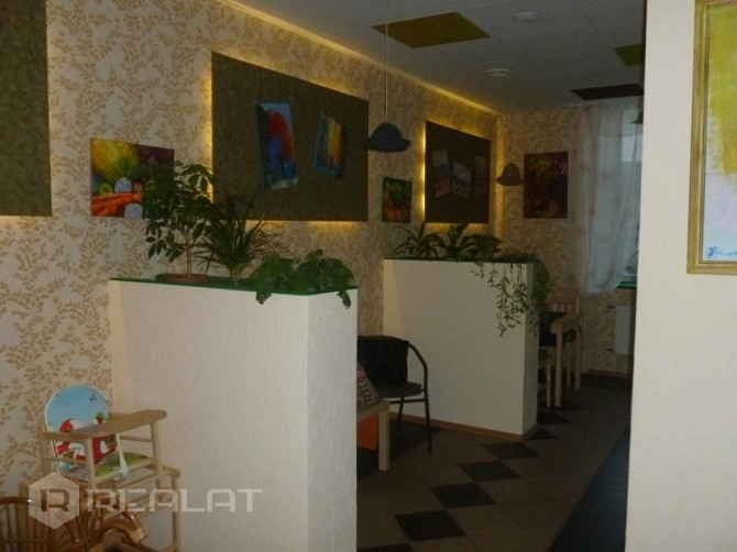 Lieliska un potenciāla vieta veikalam, restorānam vai cita veida komercdarbībai. Ēkai ir divi Rīga - foto 10