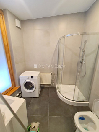 Fasādes māja, renovēta māja, slēgta teritorija, ieeja no ielas, ir lifts, kāpņu telpa pēc Rīga - foto 16
