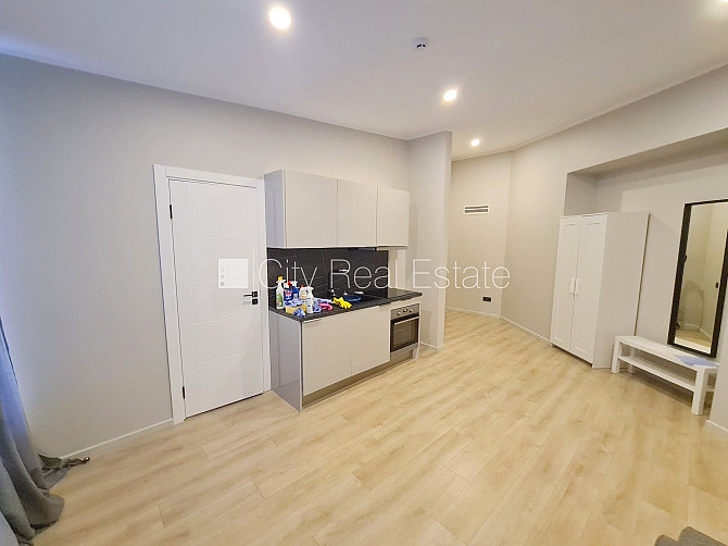 Fasādes māja, renovēta māja, slēgta teritorija, ieeja no ielas, ir lifts, kāpņu telpa pēc Rīga - foto 14