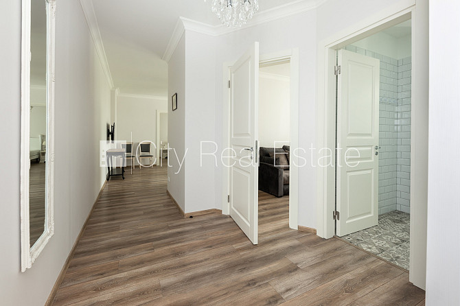 Fasādes māja, renovēta māja, labiekārtots apzaļumots pagalms, kāpņu telpa pēc kapitālā Rīga - foto 4