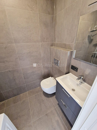 Privātmāja, jaunceltne, labiekārtota apzaļumota teritorija 3300 m2, bruģēts piebraucamais Jūrmala - foto 12