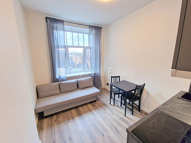 Fasādes māja, renovēta māja, ieeja no ielas, ir lifts, kāpņu telpa pēc kosmētiskā remonta, Rīga - foto 8