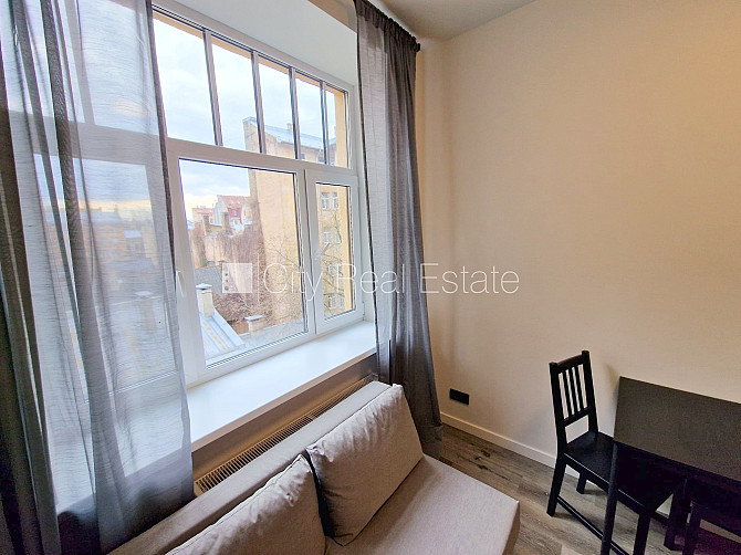 Fasādes māja, renovēta māja, ieeja no ielas, ir lifts, kāpņu telpa pēc kosmētiskā remonta, Rīga - foto 9