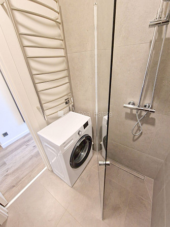 Fasādes māja, renovēta māja, ieeja no ielas, ir lifts, kāpņu telpa pēc kosmētiskā remonta, Rīga - foto 11