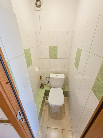 Fasādes māja, renovēta māja, logi vērsti uz ielas pusi, istabas izolētas, studio tipa, Rīga - foto 14