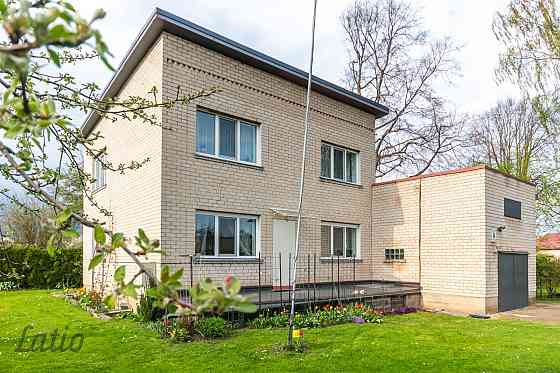 Pārdod mēbelētu divstāvu dzīvojamo māju pilsētas centrā, privātmāju kvartālā.
Mūra ēka ar silikāta ķ Sigulda