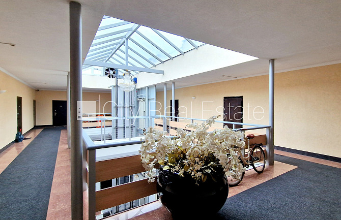 Jaunceltne, slēgts pagalms, ieeja no pagalma, ir lifts, divi balkoni 3 m2, terase 29,20 m2, logi Rīga - foto 18