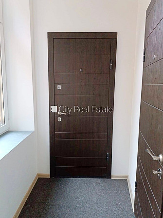 Jaunceltne, slēgts pagalms, ieeja no pagalma, ir lifts, divi balkoni 3 m2, terase 29,20 m2, logi Rīga - foto 12