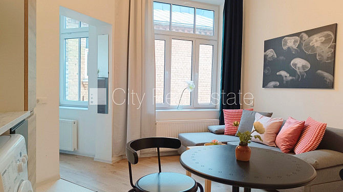 Jaunceltne, slēgts pagalms, ieeja no pagalma, ir lifts, divi balkoni 3 m2, terase 29,20 m2, logi Rīga - foto 2