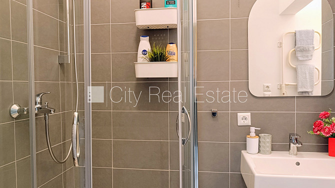 Jaunceltne, slēgts pagalms, ieeja no pagalma, ir lifts, divi balkoni 3 m2, terase 29,20 m2, logi Rīga - foto 11