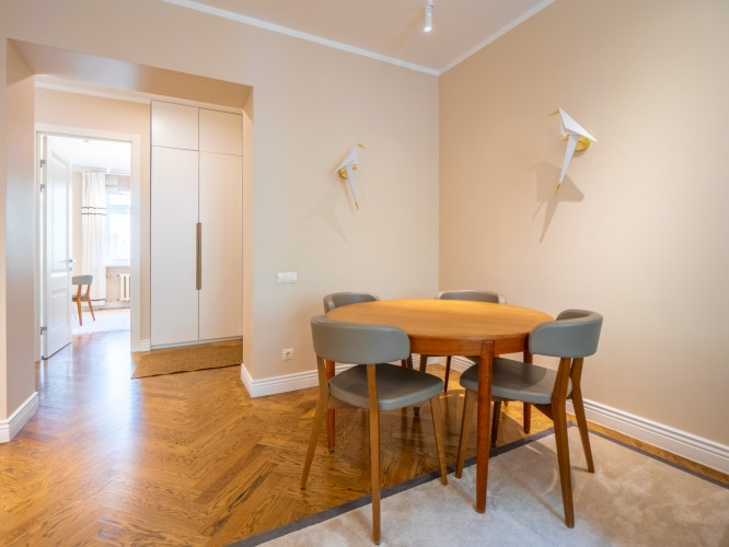 Izīrē elegantu 3-istabu dzīvokli Rīgas klusajā centrā  Piedāvājam plašu un izsmalcinātu Rīga - foto 2