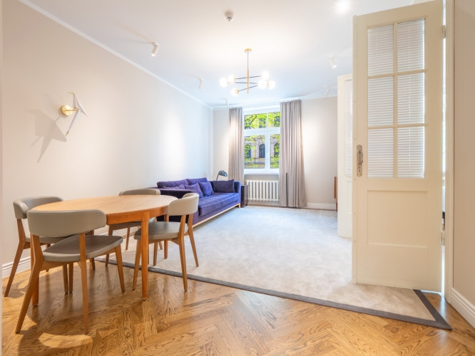 Izīrē elegantu 3-istabu dzīvokli Rīgas klusajā centrā  Piedāvājam plašu un izsmalcinātu Rīga - foto 1