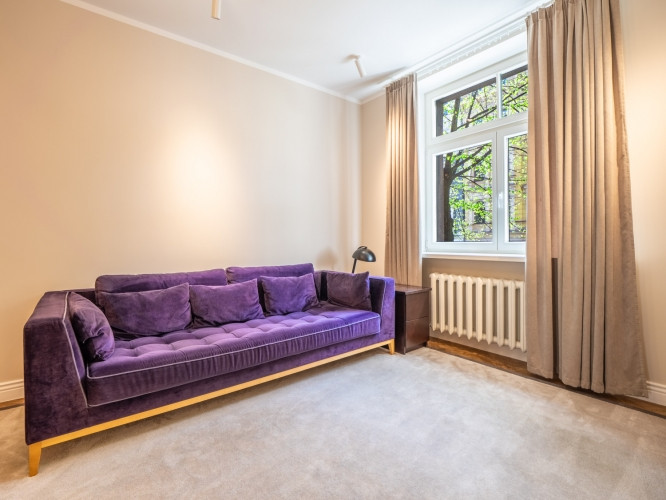 Izīrē elegantu 3-istabu dzīvokli Rīgas klusajā centrā  Piedāvājam plašu un izsmalcinātu Rīga - foto 3
