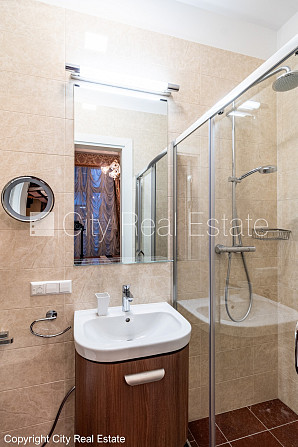Jaunceltne, fasādes māja, ieeja no pagalma, ir lifts, kāpņu telpa pēc kapitālā remonta, Rīga - foto 20