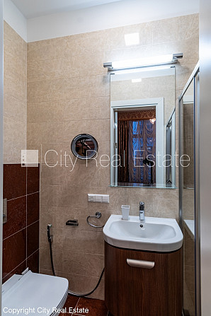 Jaunceltne, fasādes māja, ieeja no pagalma, ir lifts, kāpņu telpa pēc kapitālā remonta, Rīga - foto 19