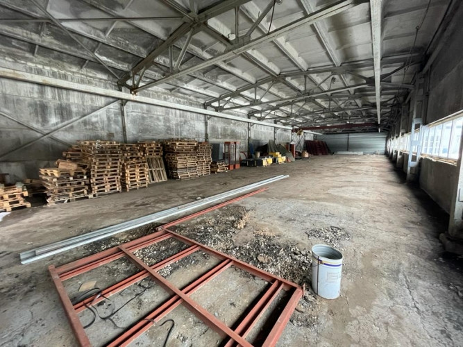 Tiek iznomātas noliktavas/vieglās ražotnes telpas.    Telpās betona grīdas;  griestu augstums Rīga - foto 2