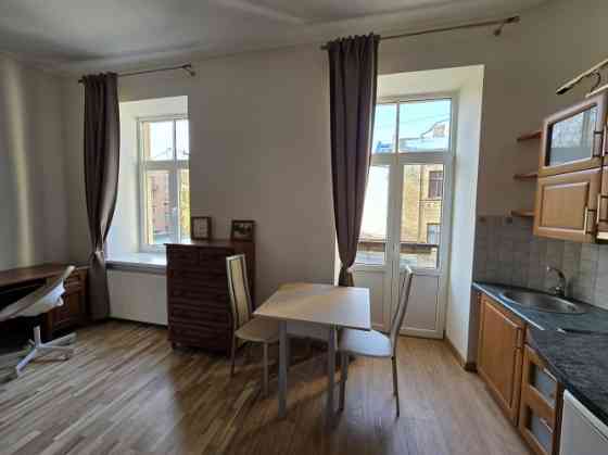 Izīrē studio tipa dzīvokli Rīgas klusājā centrā.  Mājīgs un funkcionāls studio tipa dzīvoklis ar kop Рига