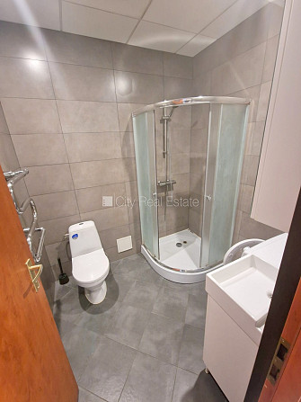 Fasādes māja, renovēta māja, apsaimniekošanas maksa mēnesī 70 EUR, ieeja no ielas, ir lifts, Rīga - foto 11