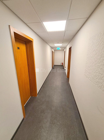 Fasādes māja, renovēta māja, apsaimniekošanas maksa mēnesī 70 EUR, ieeja no ielas, ir lifts, Rīga - foto 15