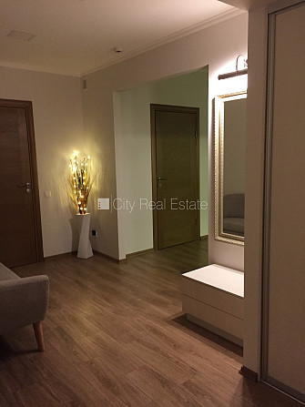 Fasādes māja, augstie griesti, centrālā apkure, pilnā apdare, signalizācija, iespējama Rīga - foto 7