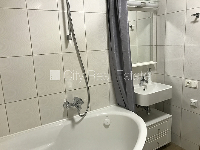 Fasādes māja, augstie griesti, centrālā apkure, pilnā apdare, signalizācija, iespējama Rīga - foto 16