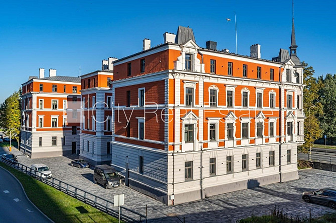 Renovēta māja, labiekārtota apzaļumota teritorija, iežogota teritorija, teritorijas Rīga - foto 1