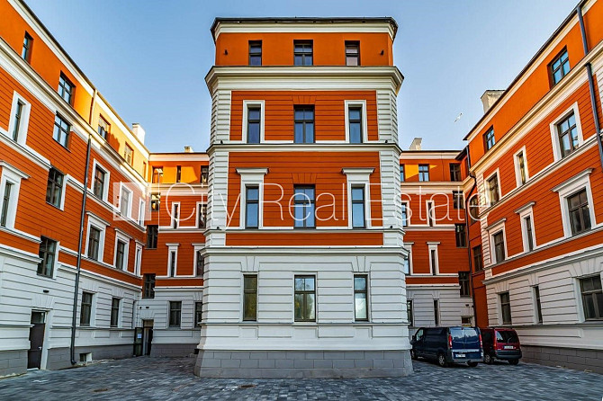 Renovēta māja, labiekārtota apzaļumota teritorija, bruģēts piebraucamais ceļš, iežogota Rīga - foto 7