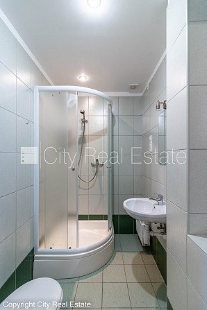 Pagalma ēka, iežogota teritorija, slēgta teritorija, logi vērsti uz pagalma pusi, studio tipa, Rīga - foto 9
