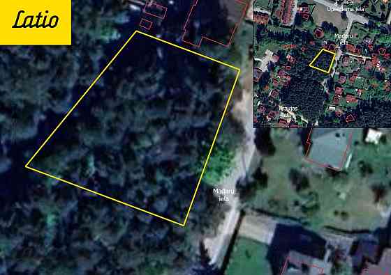 Pārdod regulāras formas apbūves gabalu privātmājas būvniecībai.
Zemes gabals atrodas ielas malā (fas Rīga