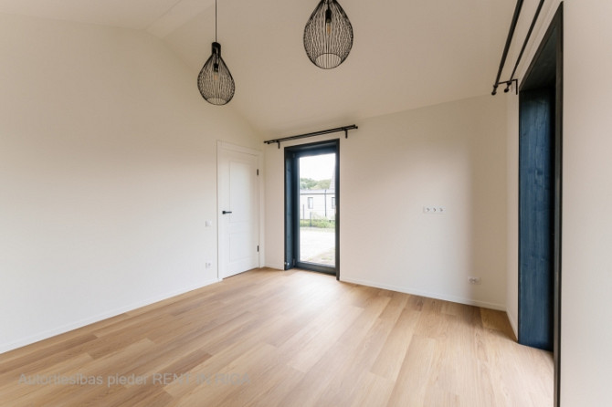 A new house is available for rent in a great location by the Daugava River.  Layout: living room wit Рига - изображение 4
