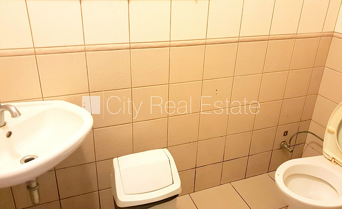 Fasādes māja, renovēta māja, ieeja no ielas, ir lifts, kāpņu telpa pēc kapitālā remonta, Rīga - foto 18