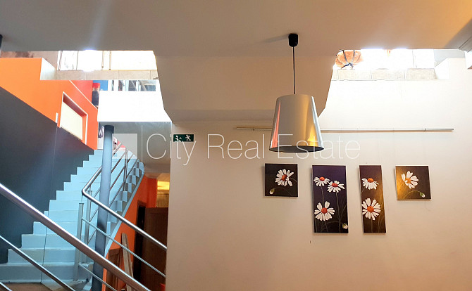 Fasādes māja, renovēta māja, ieeja no ielas, ir lifts, kāpņu telpa pēc kapitālā remonta, Rīga - foto 8