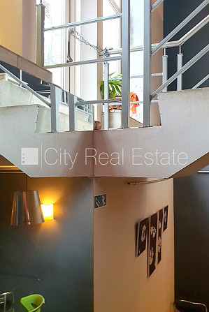 Fasādes māja, renovēta māja, ieeja no ielas, ir lifts, kāpņu telpa pēc kapitālā remonta, Rīga - foto 9