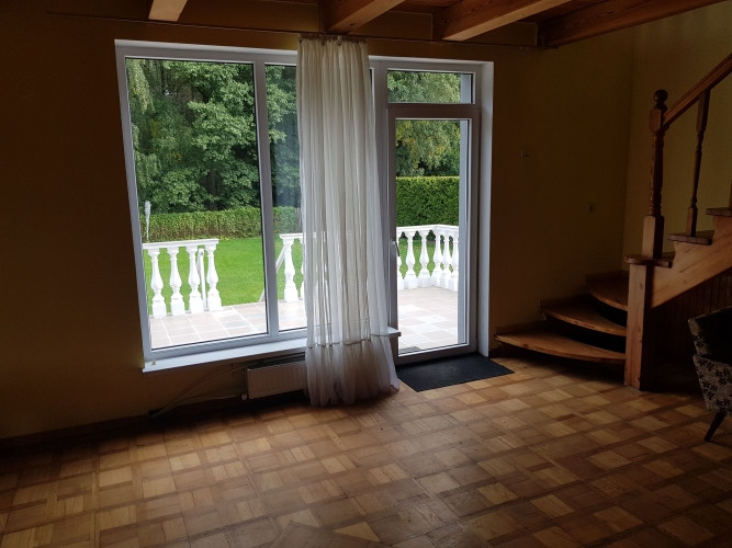 Māja atrodas uz plaša zemesgabala, kas robežojas ar mežu. Visas pilsētas komunikācijas Rīgas rajons - foto 5