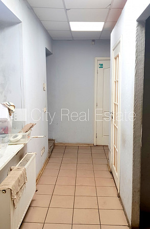 Fasādes māja, ieeja no ielas, ir lifts, kāpņu telpa pēc kapitālā remonta, balkons, logi Rīga - foto 16