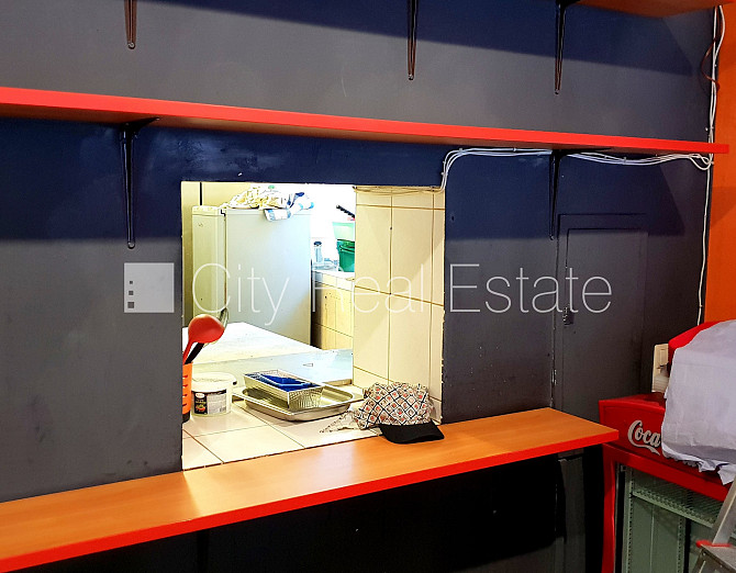 Fasādes māja, ieeja no ielas, ir lifts, kāpņu telpa pēc kapitālā remonta, balkons, logi Rīga - foto 12